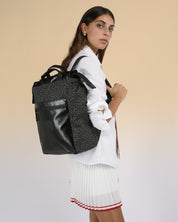 תיק גב למחשב אפור מנומר, תיק לפטופ ללימודים באוניברסיטה, תיק לסטודנטים, על דוגמנית עם רצועה אחת על הכתף, ניתן לראות את הפרופורציות של התיק על הדוגמנית ואת הטקסטורה שלו.