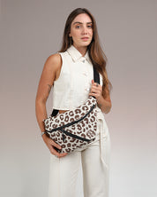 פאוץ’ רובר XL של זנדיגי בדוגמת נמר חום ובז’ - תיק צד לנשים עשוי קנבס מודפס בעבודת יד עם רצועה רחבה לנשיאה נוחה