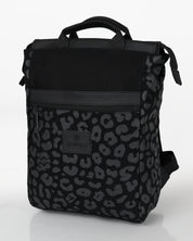 תיק גב מרופד למחשב מילאנו שחור מנומר, מודפס בעבודת יד בסטודיו, מתאים מאוד לסטודנטים והייטקיסטים.