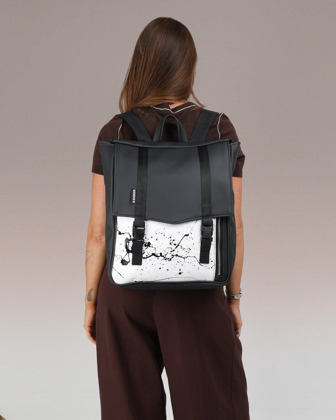 תיק מחשב נייד טוקיו שחור דלמטי מוצג על גבה של דוגמנית מוצג בצורה פרונטלית - תיק גב ללפטופ, תיק גב לסטודנטים חזק ואיכותי