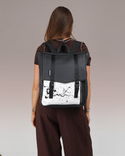 תיק מחשב נייד טוקיו שחור דלמטי מוצג על גבה של דוגמנית מוצג בצורה פרונטלית - תיק גב ללפטופ, תיק גב לסטודנטים חזק ואיכותי