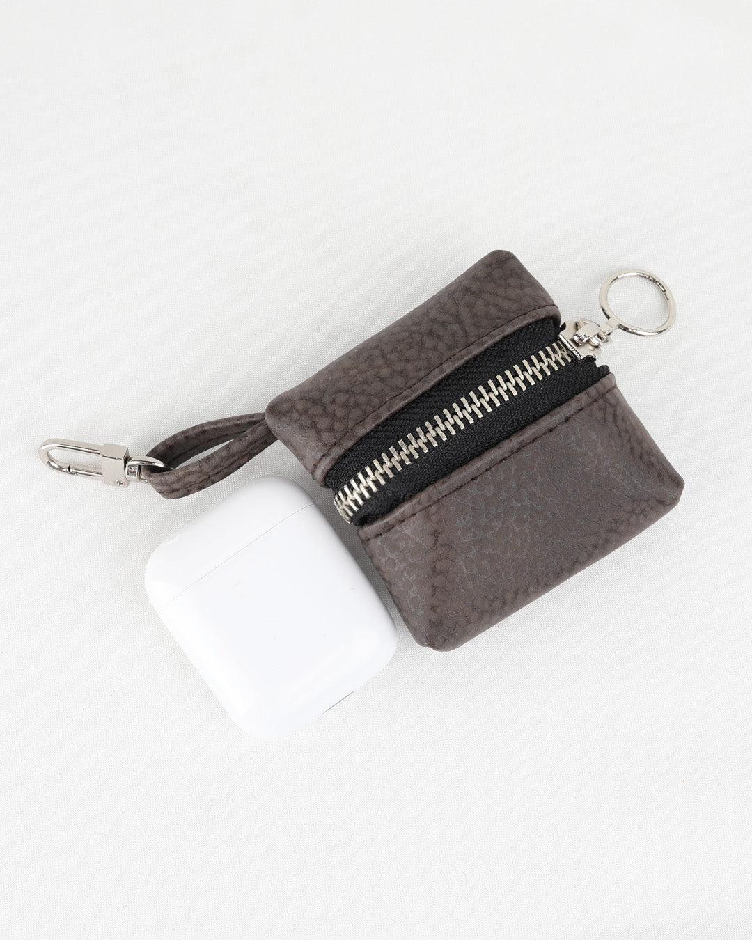 כיסוי לאיירפודס נאנו זיפק חום זמש כהה - יכול לשמש גם כמחזיק מפתחות או צ׳ארם לתיק החדש שלך