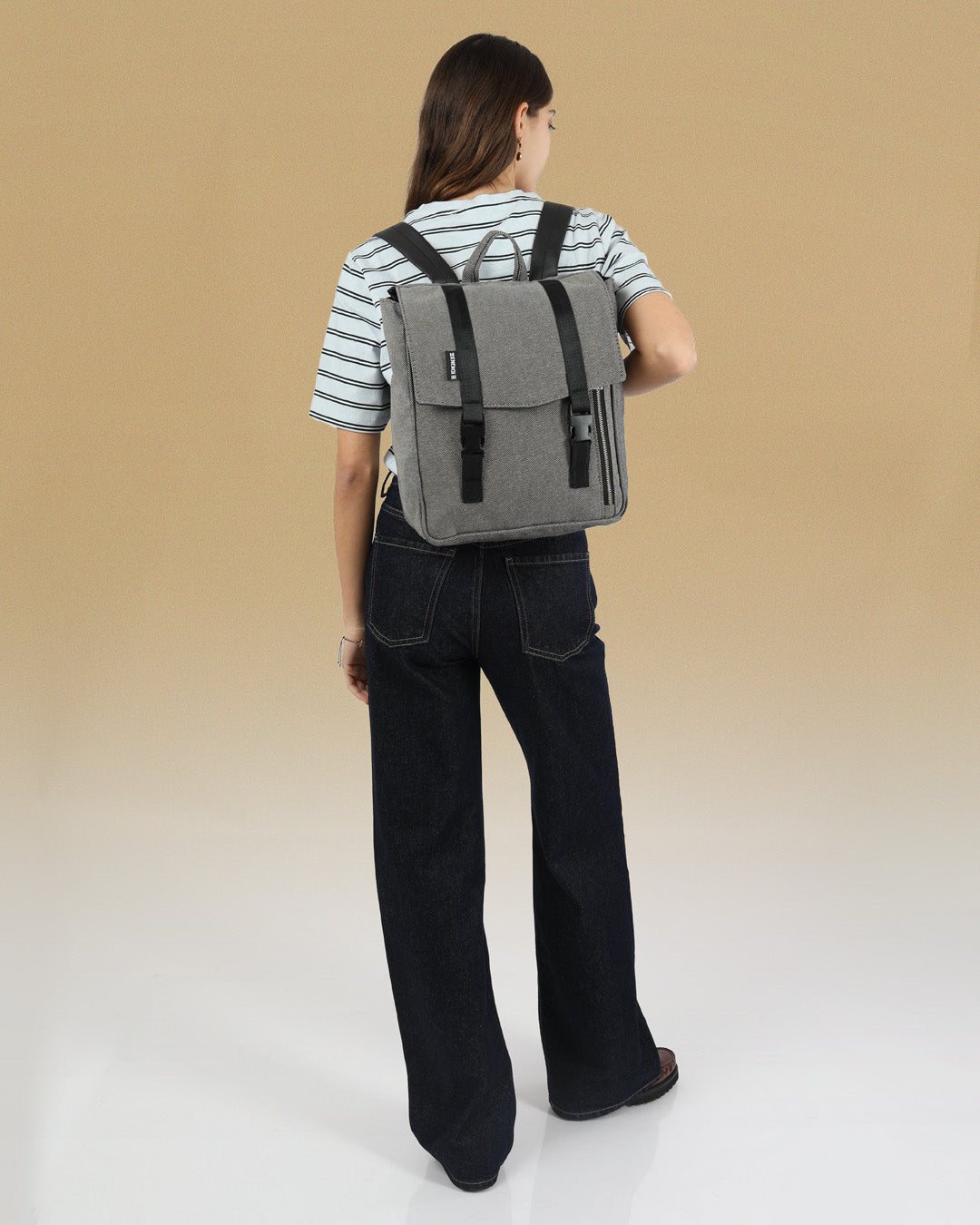 תיק גב ללפטופ קטן מיני טוקיו בינגו, תיק טבעוני לסטודנטים ולהייטקיסטים על דוגמנית.