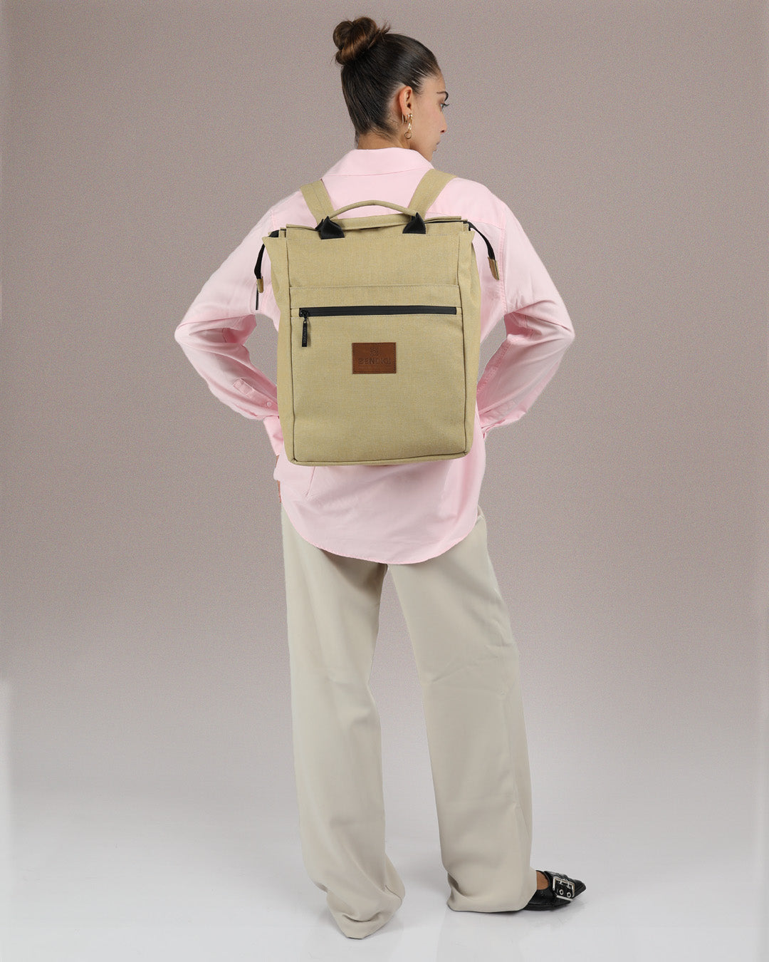 תיק גב למחשב בלונדי קנבס, תיק לפטופ ללימודים באוניברסיטה, תיק לסטודנטים, על דוגמנית, ניתן לראות את הפרופורציות של התיק על הדוגמנית