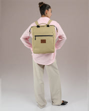 תיק גב למחשב בלונדי קנבס, תיק לפטופ ללימודים באוניברסיטה, תיק לסטודנטים, על דוגמנית, ניתן לראות את הפרופורציות של התיק על הדוגמנית