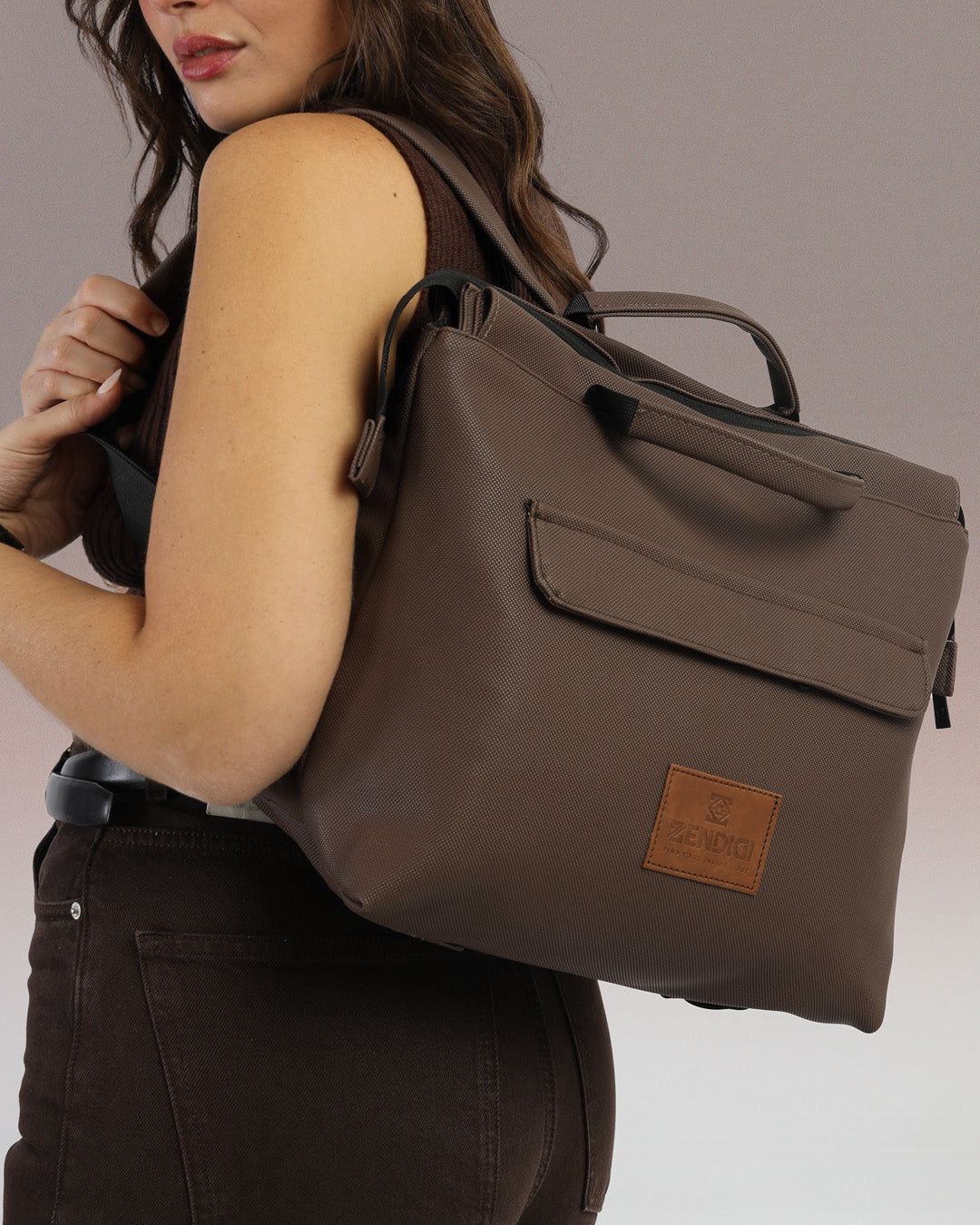 תיק גב בעיצוב מינימליסטי למחשב נייד, טבעוני, איכותי, בצבע חום טקסטורת יהלומים, מושלם לעיר, משרד, אוניברסיטה או טיולים 