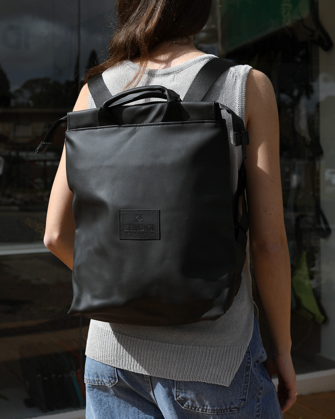 תיק גב מדריד שחור של זנדיגי - תיק גב טבעוני יומיומי עם חלוקה נוחה וכיפית.