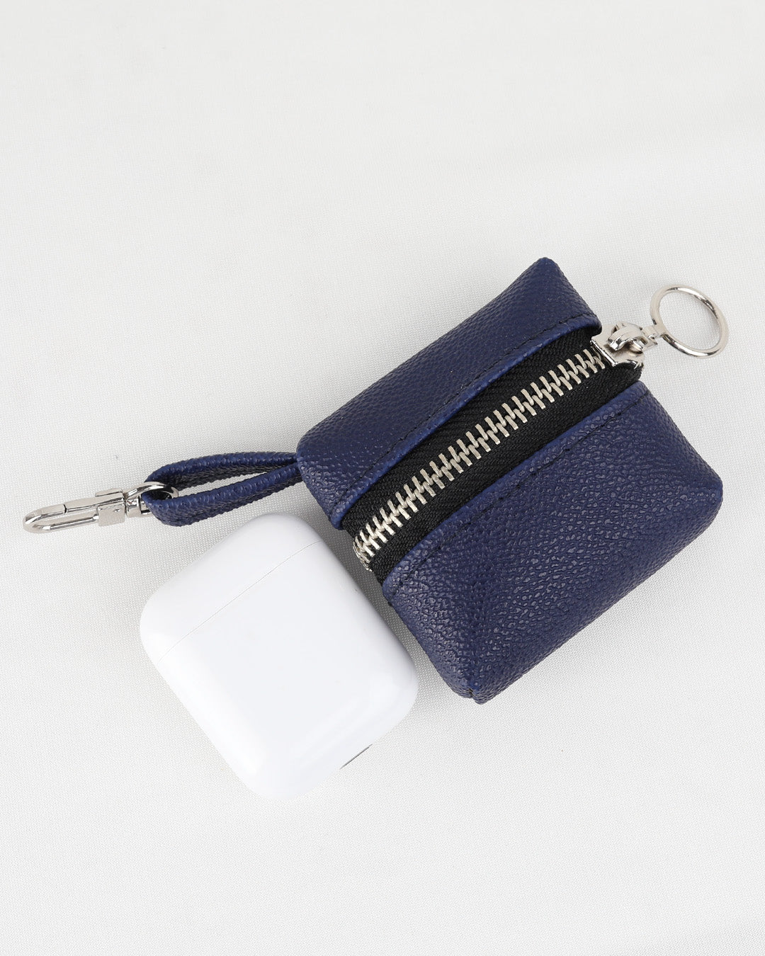 כיסוי לאיירפודס נאנו זיפק כחול נייבי - יכול לשמש גם כמחזיק מפתחות או צ׳ארם לתיק החדש שלך