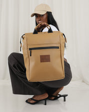 תיק גב מילאנו שחור קלאסי שהוא התיק המושלם ללימודים עבודה וטיולים, תיק שמתאים לגבר וגם לאישה בזכות העיצוב המקורי והיוניסקסי שלו, תיק גב טבעוני ואיכותי, מיוצר בארץ אבל התיק טיסה הכי טוב שיהיה לך. מגיע עם ריפוד למחשב הנייד ורצועות מרופדות ונעימות למגע