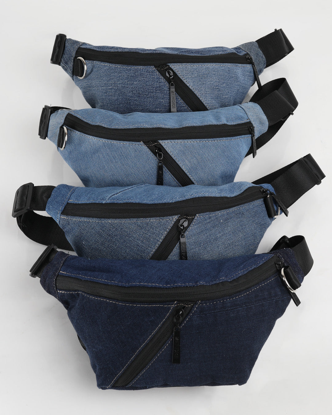 מבחר של פאוצ׳ים מבד ג׳ינס, פאוץ׳ רובר מבית זנדיגי עשוי מבד דנים כהה אמיתי.