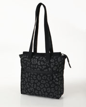 צד אחורי של תיק צד נינה שחור מנומר, ניתן לראות את תא הרוכסן האחורי לשליפה מהירה, תיק צד מושלם לעבודה וליום לימודים קצר.