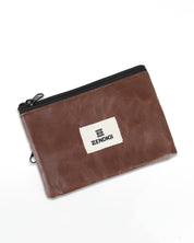 גב ארנק טבעוני צוקו חום כהה, עיצוב נקי ומינימליסטי, בעבודת יד בייצור ישראלי.