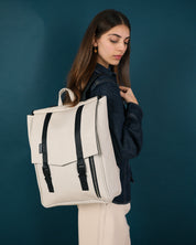 תיק גב טבעוני לעבודה וללימודים בצבע שמנת, עיצוב יוניסקס מינימליסטי עם תא ייעודי למחשב נייד, אידיאלי לנשיאת ציוד משרדי ואישי בסטייל