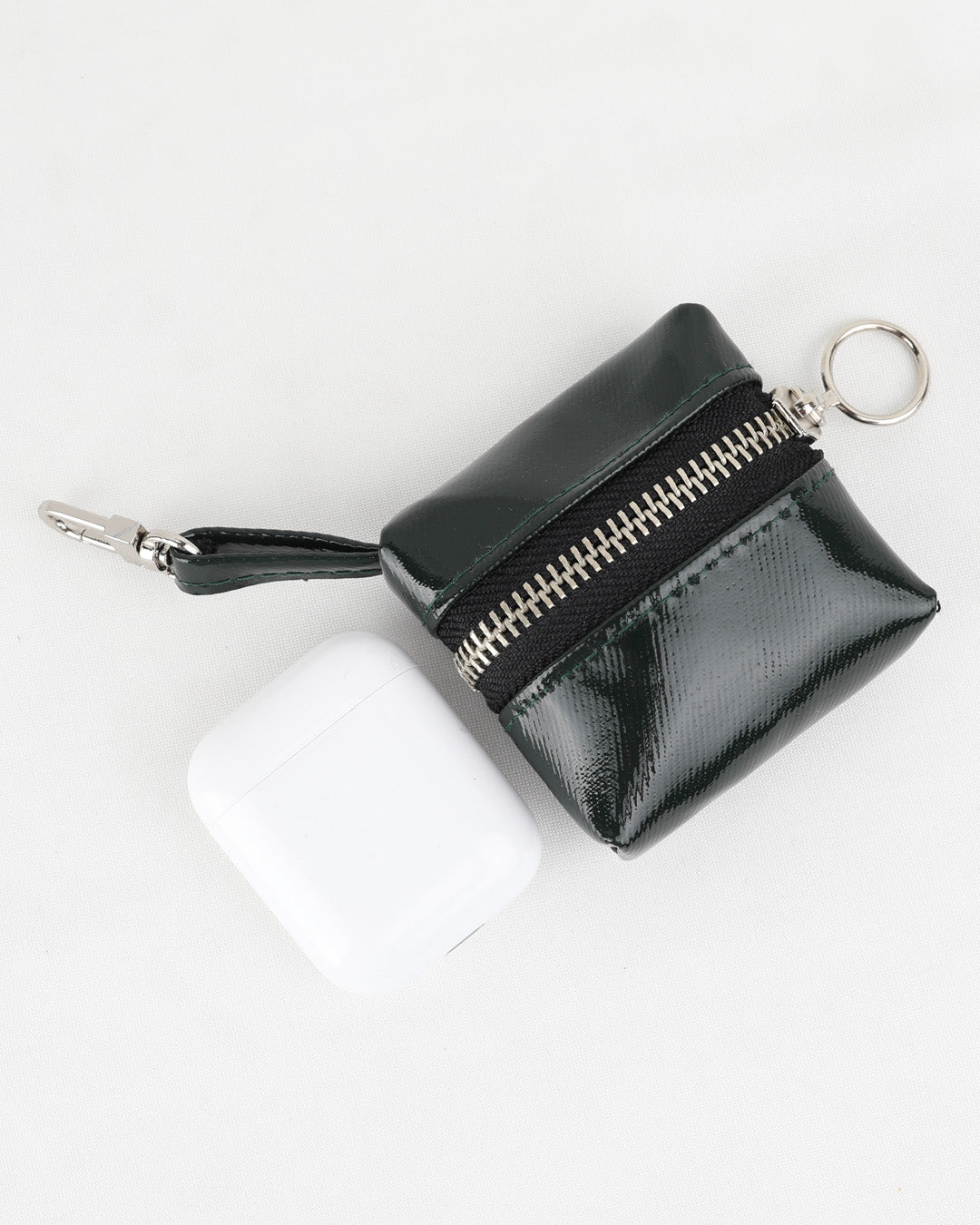 כיסוי לאיירפודס נאנו זיפק ירוק מבריק - יכול לשמש גם כמחזיק מפתחות או צ׳ארם לתיק החדש שלך