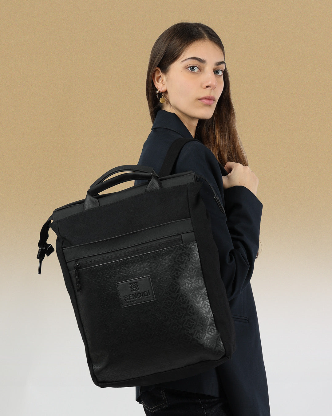 תיק גב מילאנו שחור טוטם, תיק למחשב אידיאלי לסטודנטים עם ימי לימוד ארוכים, או לימי עבודה, מעוצב ומיוצר בארץ.