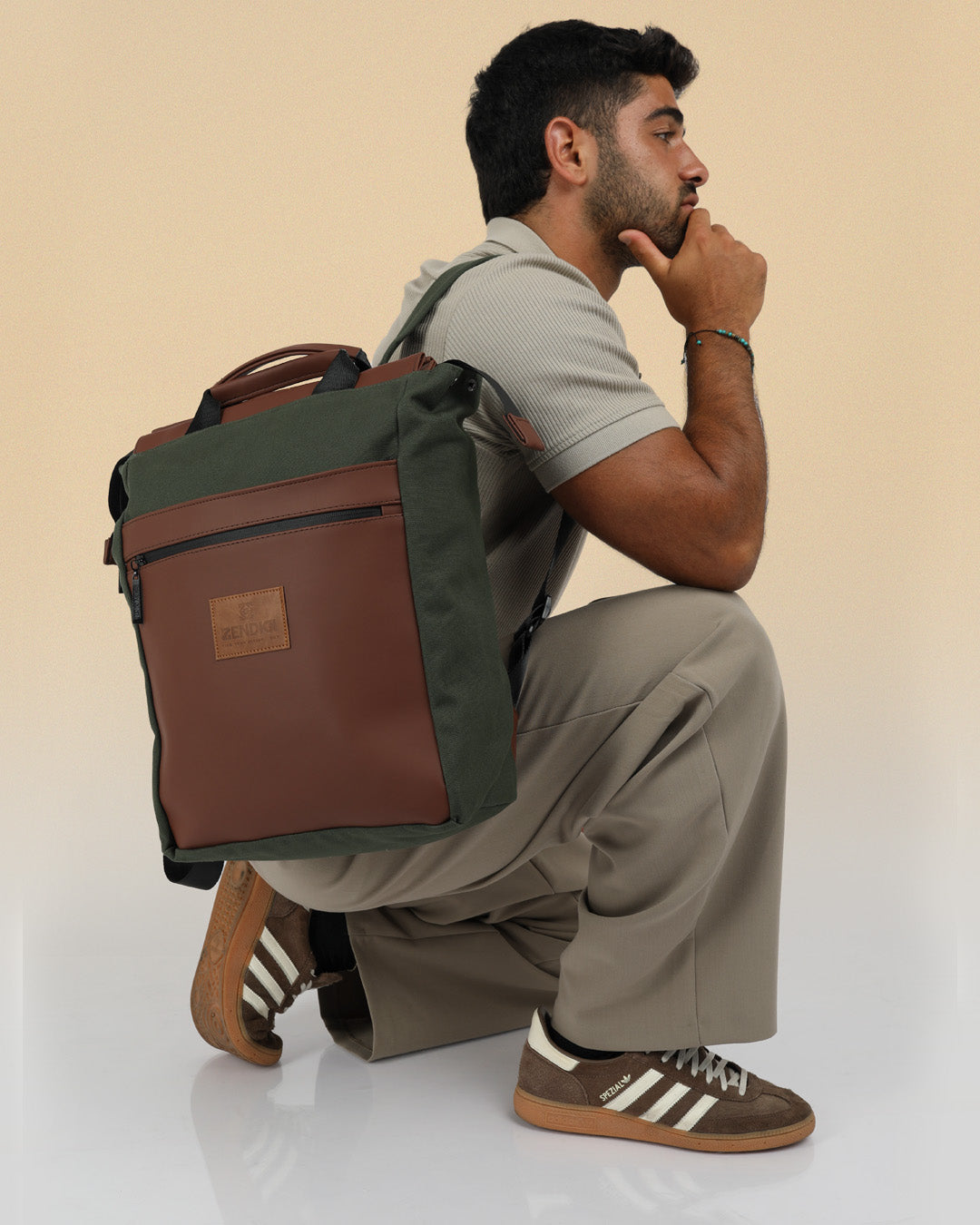 תיק גב מילאנו ירוק וחום, שילוב של בד קנבס איטלקי איכותי ובד דמוי עור ללא טקסטורה, ידיות האחיזה מאפשרות למילאנו להיות תיק נשיאה ביד עם רצועות מרופדות ונוחות לנשיאה על הגב, תיק איכותי וחזק שנשמר למשך שנים