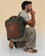 תיק גב מילאנו ירוק וחום, שילוב של בד קנבס איטלקי איכותי ובד דמוי עור ללא טקסטורה, ידיות האחיזה מאפשרות למילאנו להיות תיק נשיאה ביד עם רצועות מרופדות ונוחות לנשיאה על הגב, תיק איכותי וחזק שנשמר למשך שנים