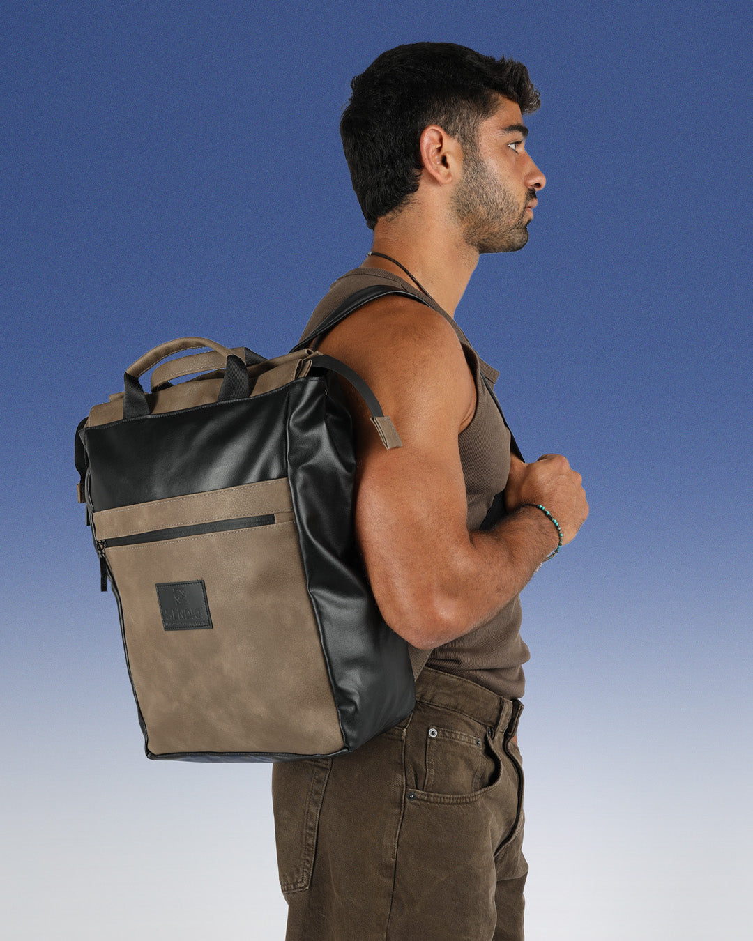 תיק גב מילאנו בצבע שחור מבריק וקפה, תיק למחשב עד 16״ על גב של דוגמן, תיק מרופד למחשב נייד תיק גב ללפטופ, מושלם ללימודים ולעבודה, תיק לסטודנטים, תיק גב לגבר