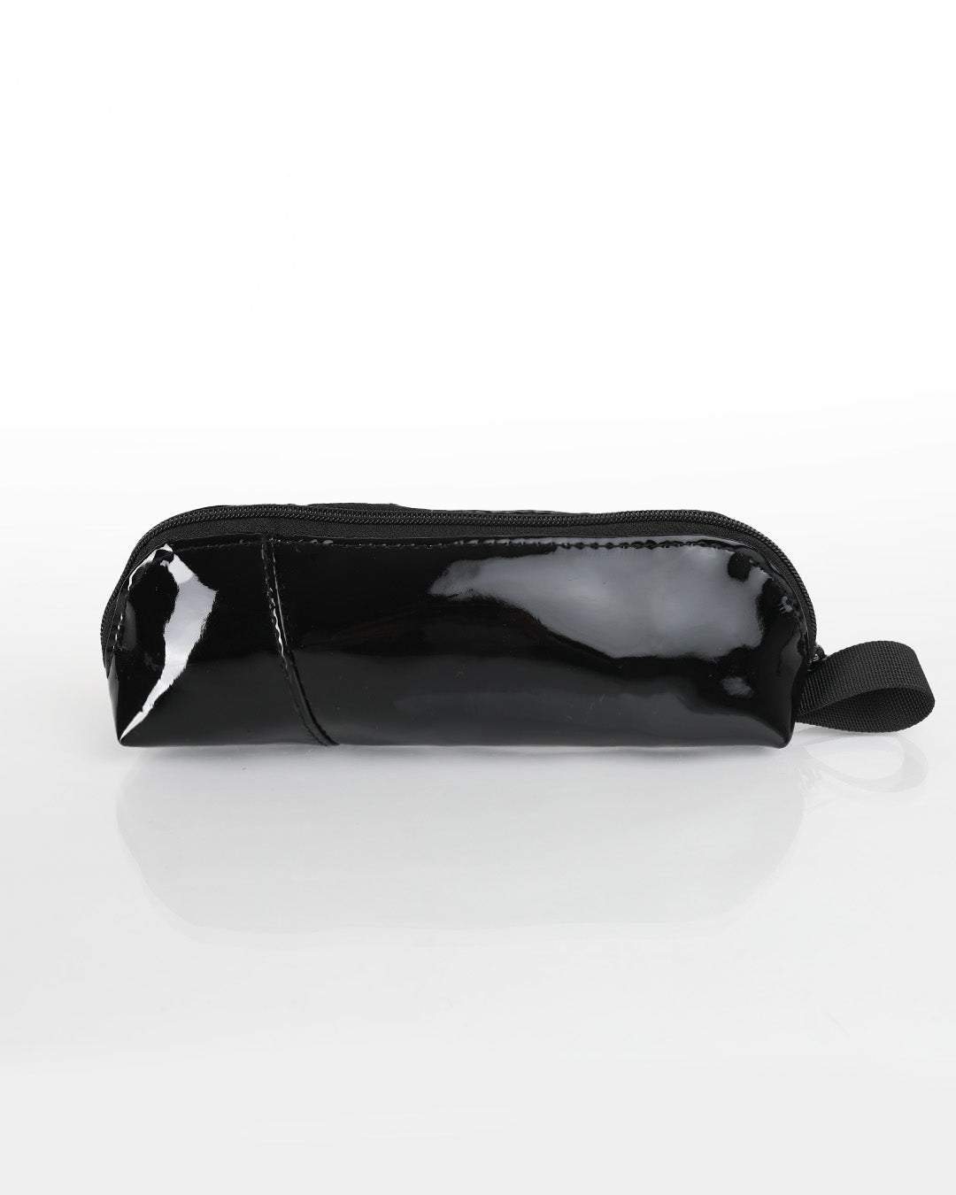 קלמר סטודנטים של זנדיגי, עשוי דמוי עור איטלקי איכותי שעוצב ונתפר בארץ, נפתח ברוכסן שחור עם ידית אחיזה המאפשרת נשיאה נוחה, נכנס בכל תיק בקלות ונשלף ביעילות, קלמר שחור לקה