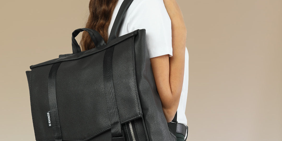 דוגמנית עם תיק גב טוקיו שחור כדורסל מבית זנדיגי 