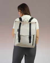 דוגמנית עם תיק גב טוקיו בכסף שיבולים מבית זנדיגי - תיק גב טבעוני למחשב נייד בעיצוב מינימליסטי ונקי, מושלם לסטודנטים ולהייטקיסטים.