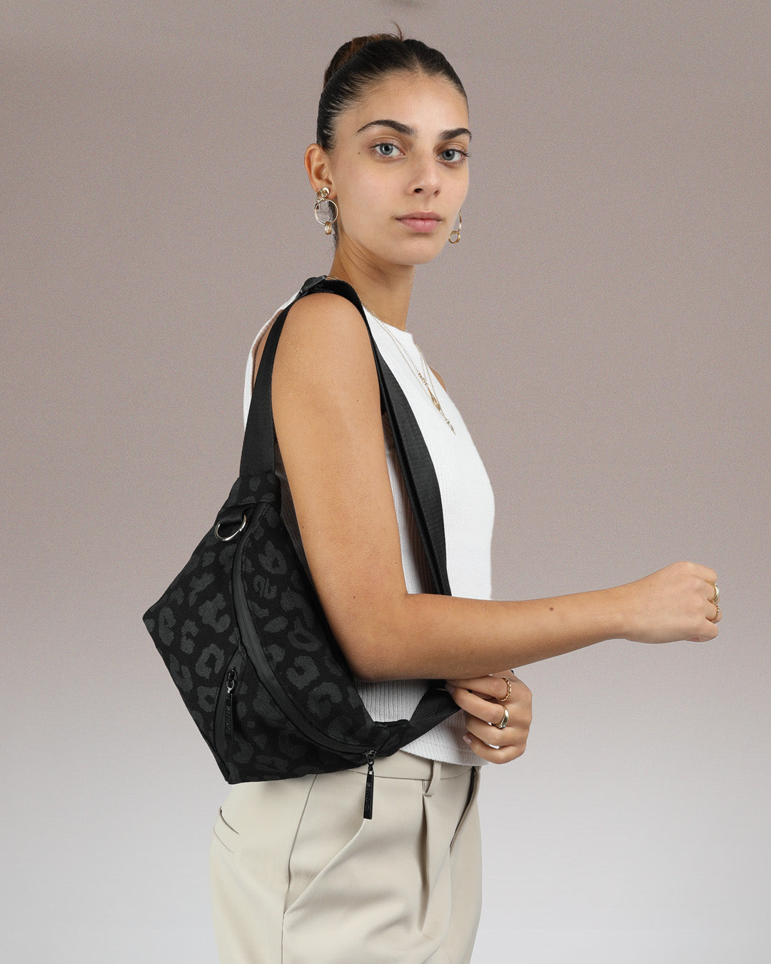 פאוץ׳ שחור מנומר טבעוני של זנדיגי, פאוץ׳ מרווח ונוח לגבר ולאישה