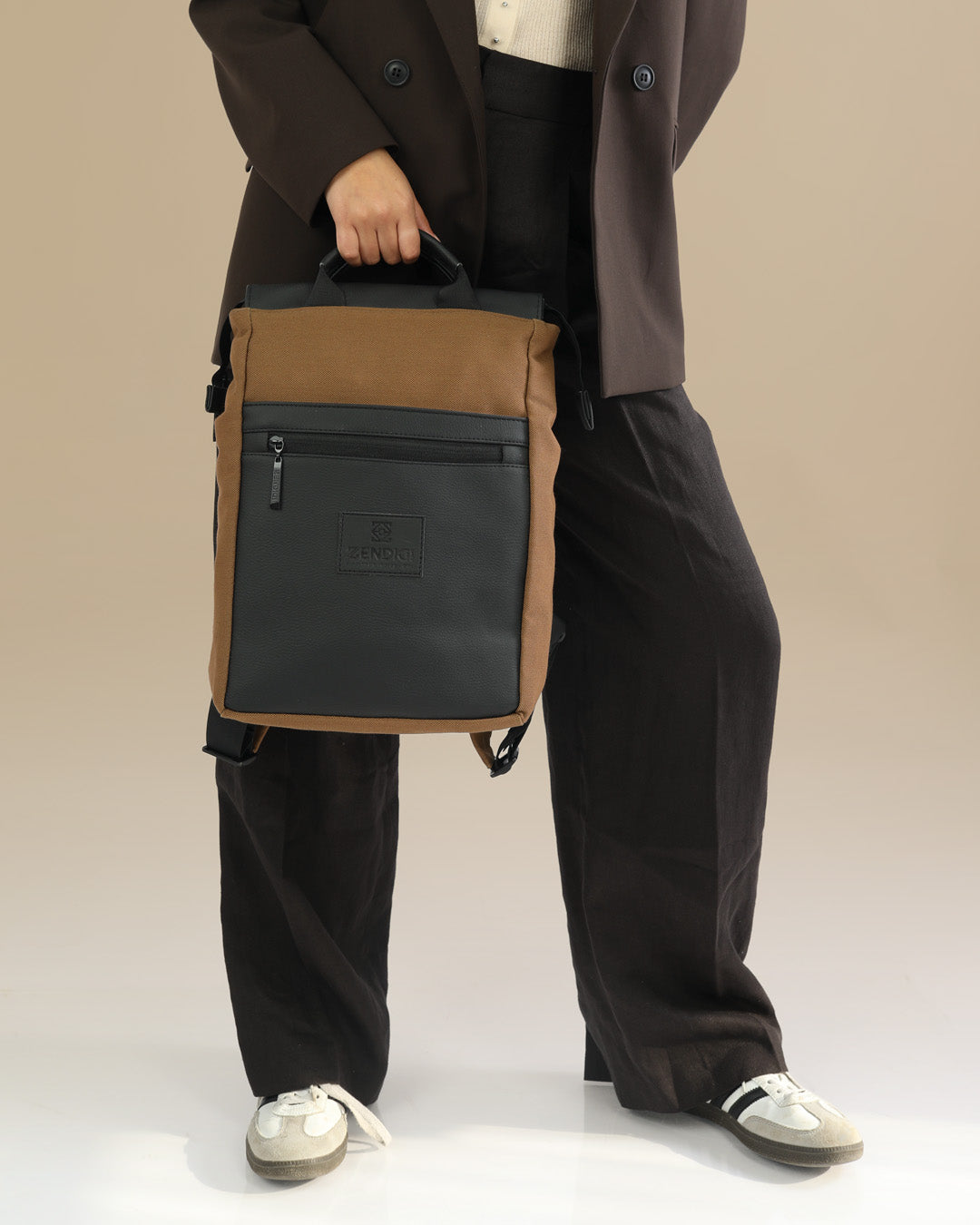 תיק גב מיני מילאנו אוקספורד, תיק למחשב עד 14״ על גב של דוגמנית, תיק מרופד למחשב נייד תיק גב ללפטופ, מושלם ללימודים ולעבודה, תיק לסטודנטים, תיק גב מעוצב לאישה ולגבר