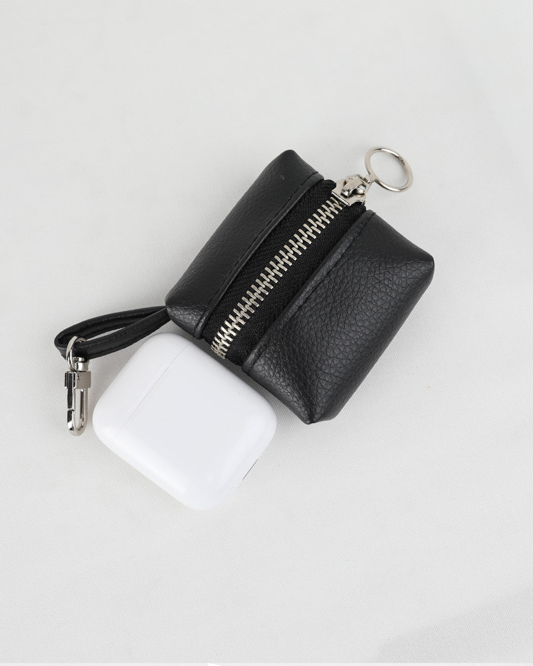 כיסוי לאיירפודס נאנו זיפק שחור קלאסי - יכול לשמש גם כמחזיק מפתחות או צ׳ארם לתיק החדש שלך