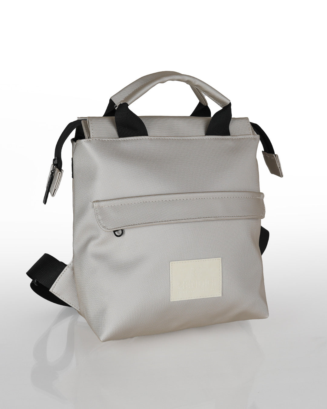 תיק מיני מדריד כסוף בהיר בזווית צד - עיצוב אורבני נקי וקומפקטי