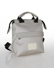 תיק מיני מדריד כסוף בהיר בזווית צד - עיצוב אורבני נקי וקומפקטי