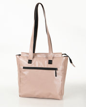 צד אחורי של תיק צד נינה ורוד מבריק, ניתן לראות את תא הרוכסן האחורי לשליפה מהירה, תיק צד מושלם לעבודה וליום לימודים קצר.