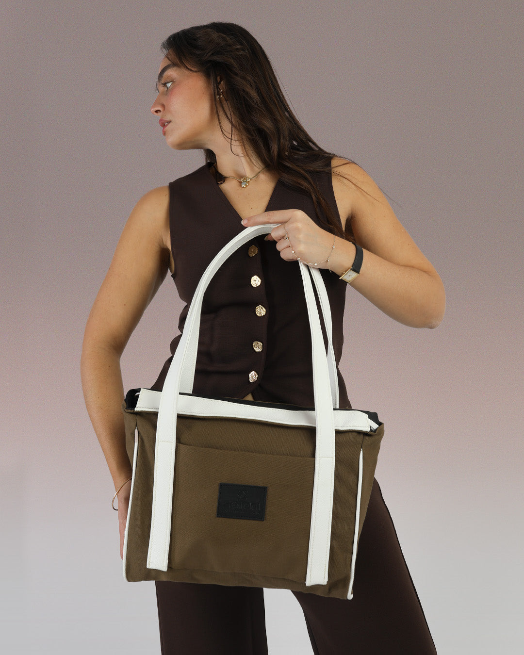 תיק צד למחשב נייד חום ולבן לנשים, תיק מיני פלא וינטג׳ על דוגמנית, תיק מעוצב ופרקטי למשרד ולסטודנטיות, תיק טבעוני איכותי של זנדיגי