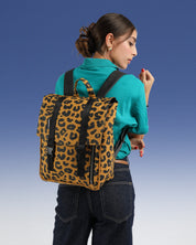 תיק גב מנומר למחשב נייד על דוגמנית, עיצוב ישראלי, תיק איכותי שנשמר לשנים, הדפסה ידנית, תיק גב היסטרי