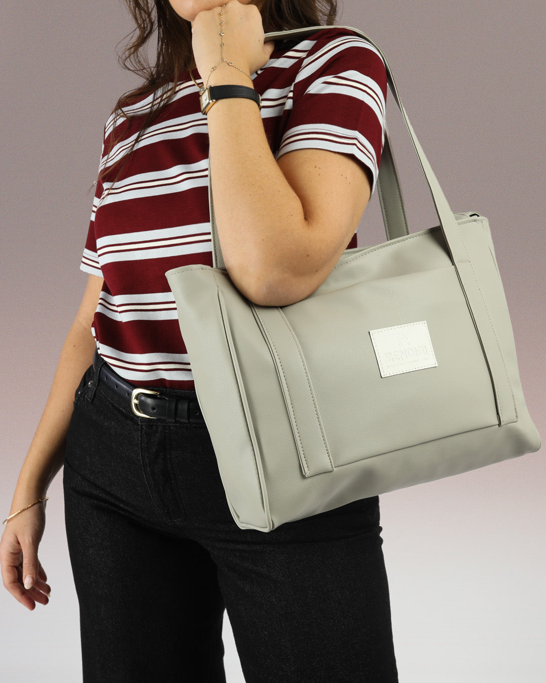 תיק צד למחשב נייד אפור בהיר על דוגמנית, תיק מיני פלא של זנדיגי, תיק עבודה לנשים, תיק טבעוני, תיק אופנתי למשרד וליום יום