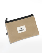 גב ארנק טבעוני קפה פוליגון, עיצוב נקי ומינימליסטי, בעבודת יד בייצור ישראלי.