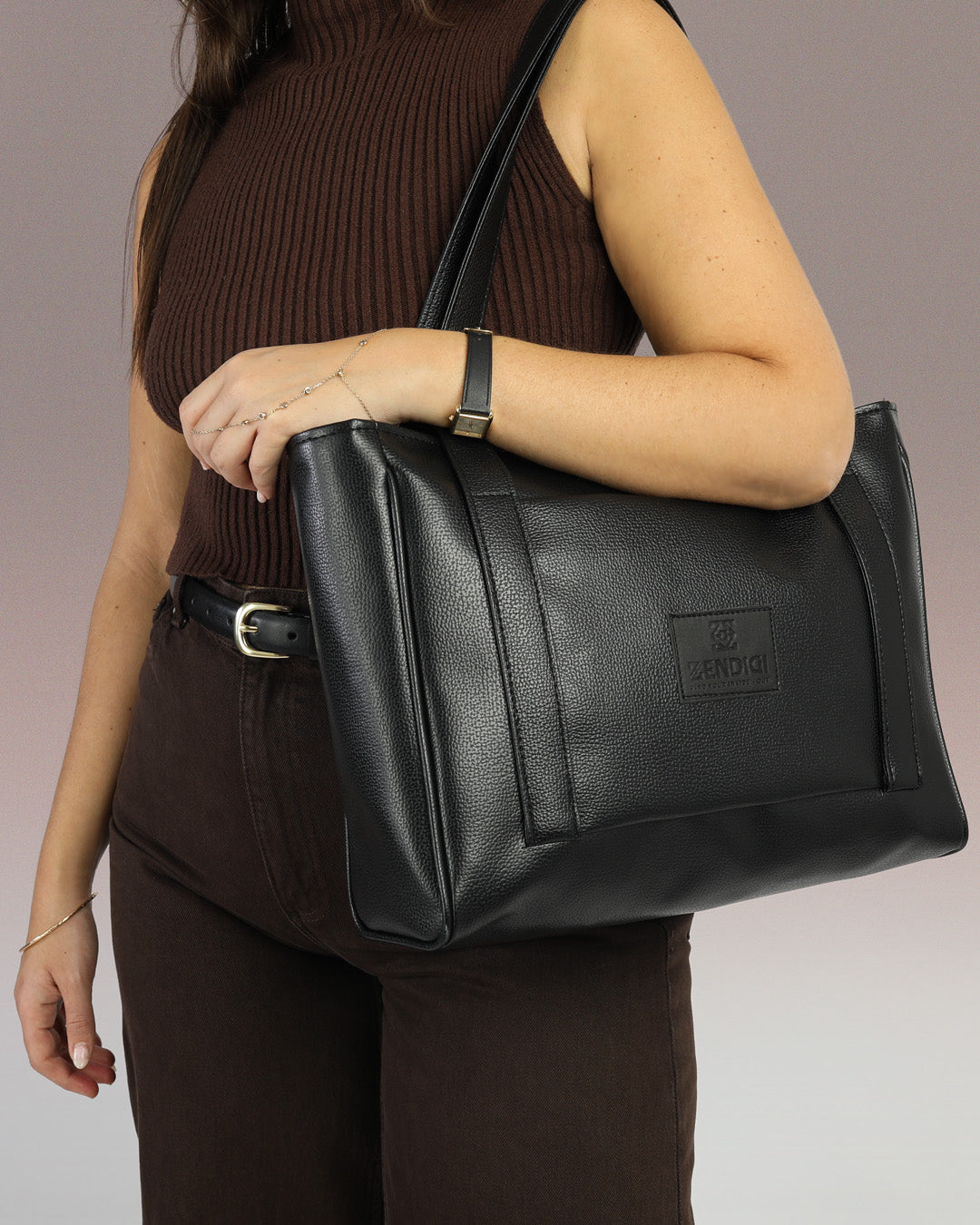 תיק צד למחשב נייד, תיק שחור נואר על כתף של דוגמנית, תיק זנדיגי מיני פלא, תיק צד לנשים, תיק אלגנטי לעבודה וללפטופ 14״ , תיק וינטג׳ טבעוני