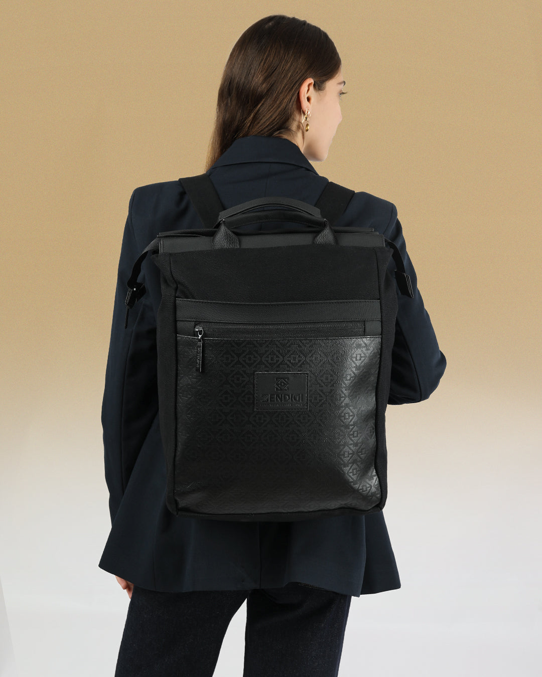 מילאנו שחור טוטם, תיק גב עם תא מרופד למחשב נייד 16 אינץ׳, על גבה של דוגמנית