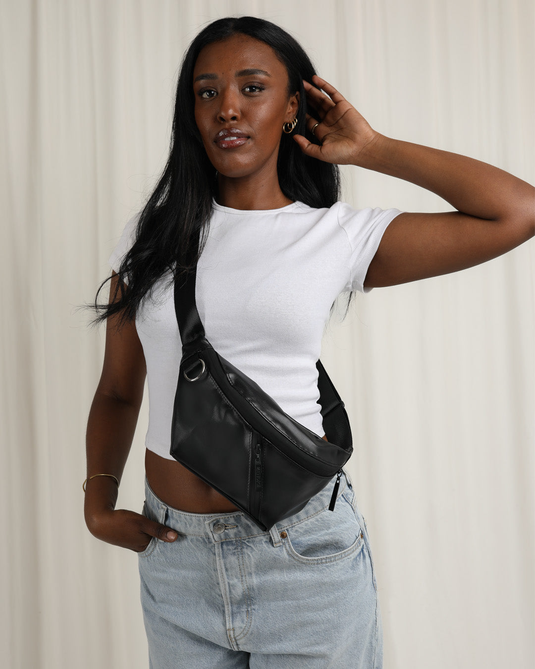 רובר - פאוץ' קלאסי ועל-זמני. תיק יוניסקס גדול ומרווח, עם שני תאים חיצוניים לשליפה מהירה וחלל אחד ענק שיכיל אפילו בקבוק מים. מעוצב ומיוצר בתל אביב, בעבודת יד ומחומרים טבעוניים. 
פאוץ' | פאוצ'ים | תיק לגברים | תיק לנשים | תיק יוניסקס | תיק טבעוני | תיק קטן | פאוץ' לגבר פאוץ' גדול לאישה פאוץ' מנומר פאוץ' שחור פאוץ' טבעוני