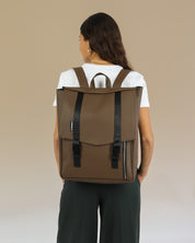 תיק גב טוקיו חום קלאסי על גב של דוגמנית, תיק טבעוני עם עיצוב פרקטי ומוקפד, מתאים לגבר ולאישה.