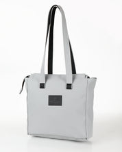 תיק צד לעבודה, נינה קול מינט, תיק צד לנשים, מושלם ליום קצר מחוץ לבית. מצולם על רקע לבן.