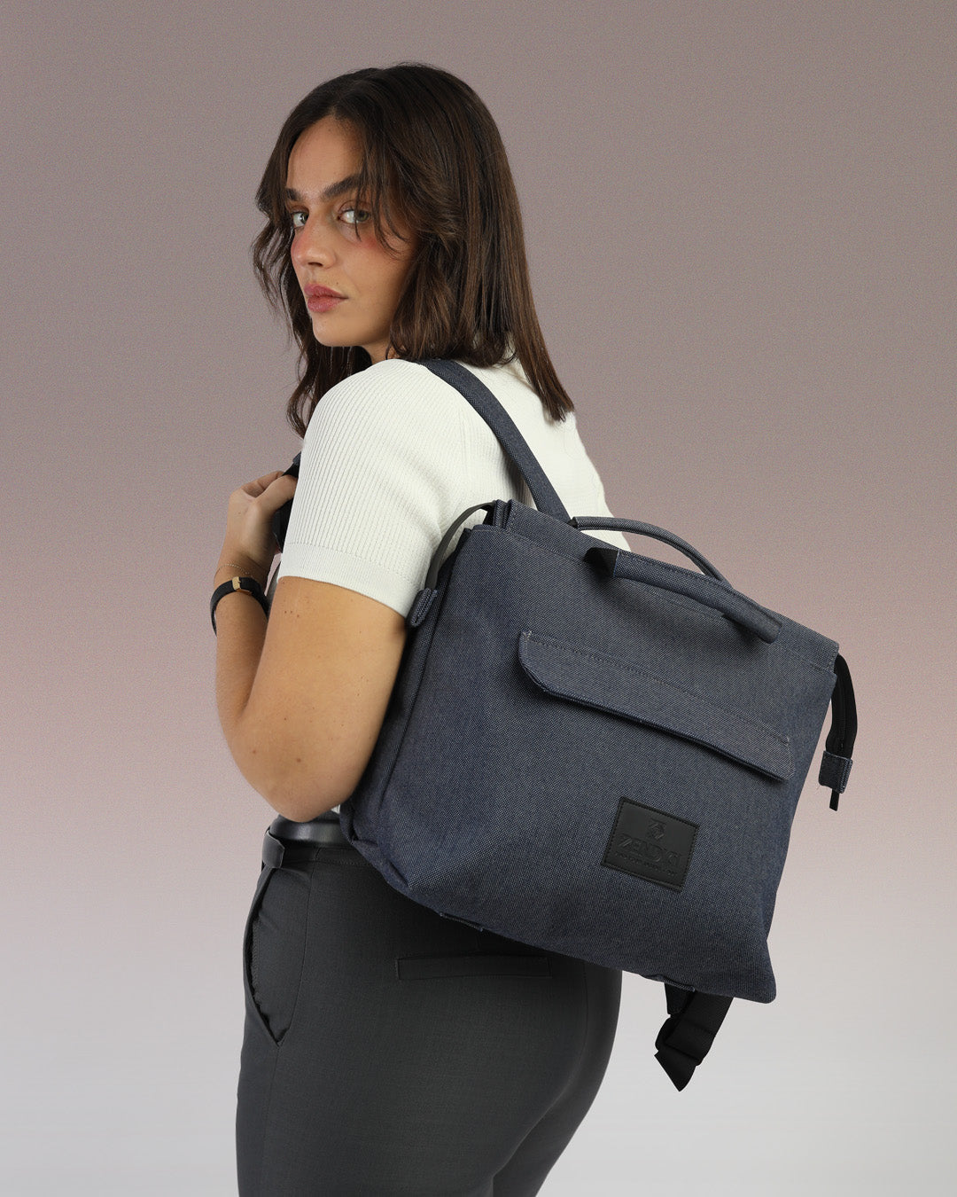 תיק גב למחשב נייד טבעוני לנשים ולגברים ג׳ינס, עיצוב ישראלי נקי, תיק למשרד או ללימודים, נוח יומיומי ומתאים לסטודנטים