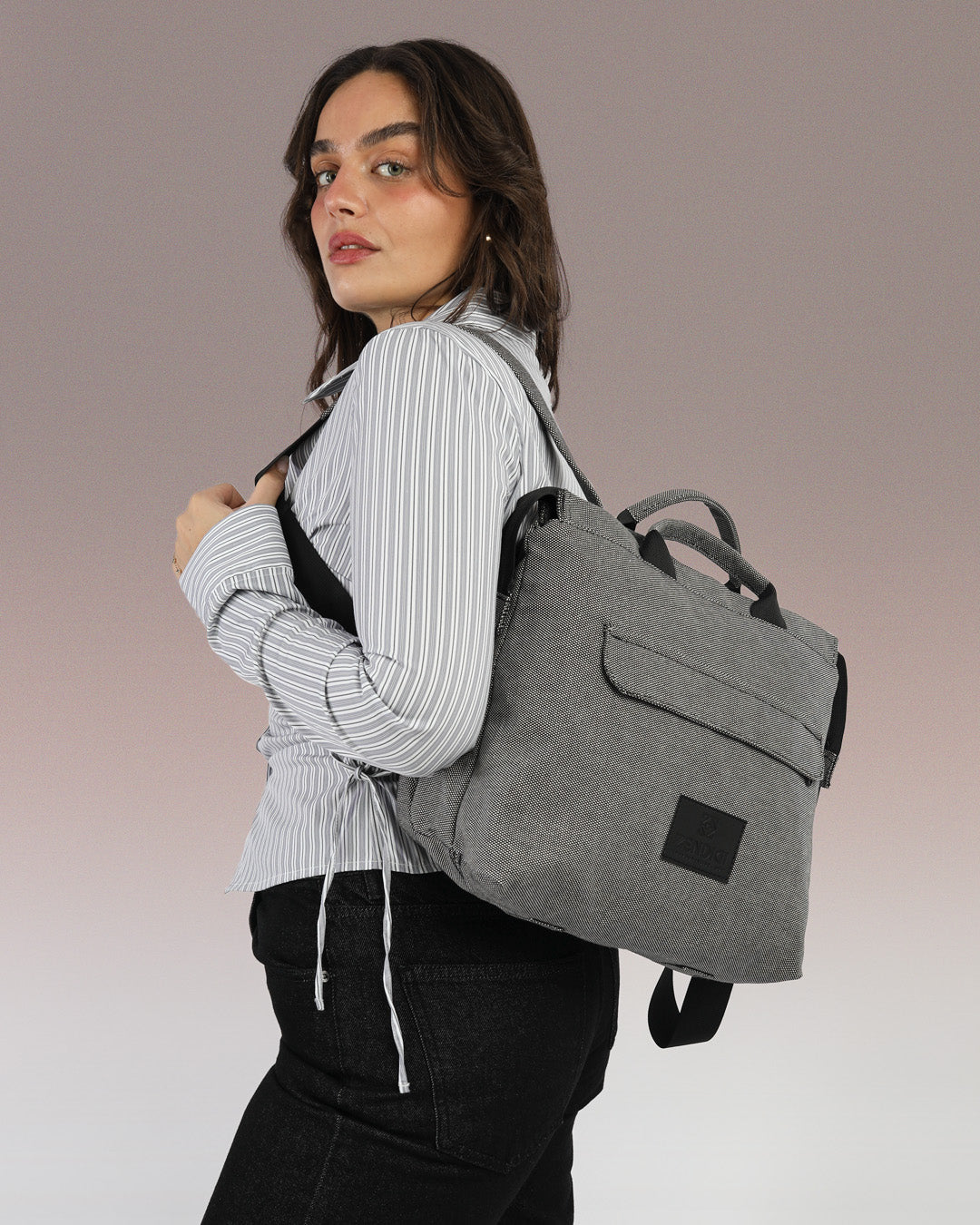 תיק גב למחשב נייד טבעוני לנשים ולגברים בצבע אפור, עיצוב ישראלי נקי, תיק למשרד או ללימודים, נוח יומיומי ומתאים לסטודנטים