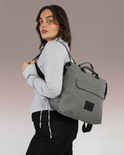 תיק גב למחשב נייד טבעוני לנשים ולגברים בצבע אפור, עיצוב ישראלי נקי, תיק למשרד או ללימודים, נוח יומיומי ומתאים לסטודנטים