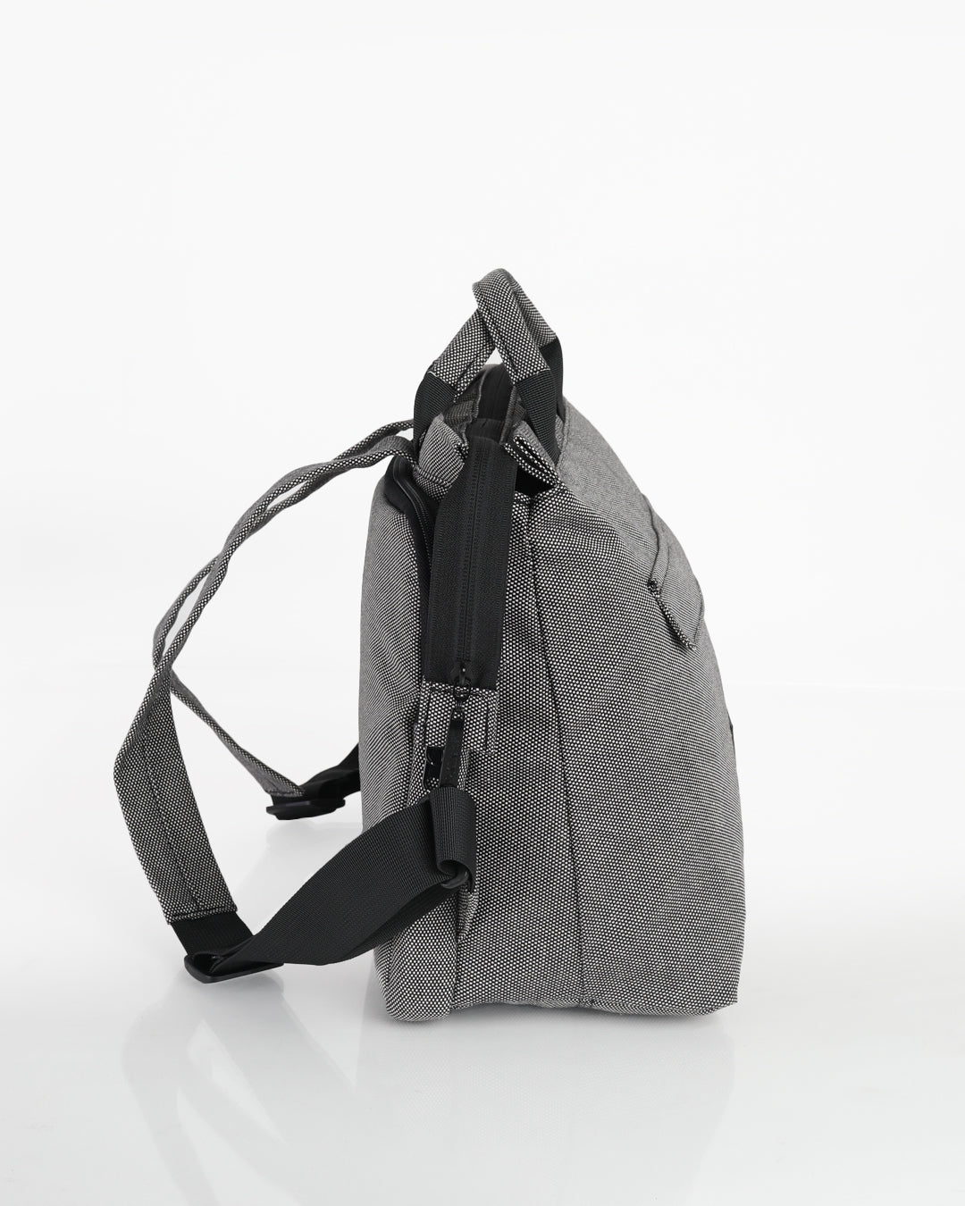 מדריד בינגו, עושי קנבס איטלקי איכותי, תיק גב למחשב נייד 14״ מוצג בזווית, ניתן לראות את עומקו של התיק ואת כיסוי המחשב המרופד שתפור לגבו.