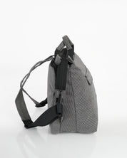 מדריד בינגו, עושי קנבס איטלקי איכותי, תיק גב למחשב נייד 14״ מוצג בזווית, ניתן לראות את עומקו של התיק ואת כיסוי המחשב המרופד שתפור לגבו.