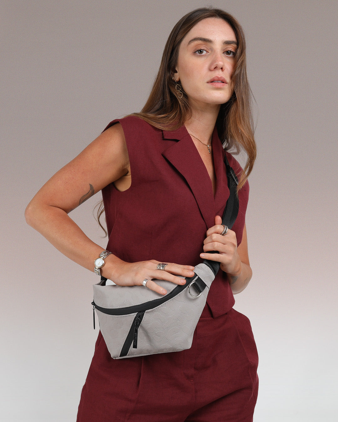 תיק פאוץ׳ רובר בצבע אבן מנומר על דוגמנית תיק קליל יומיומי לנשיאת כל הדברים החשובים שלך, שלושה תאים פרקטי נוח ושיקי