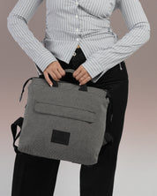 תיק גב מדריד, מינימליסטי למחשב נייד, טבעוני, איכותי, בצבע אפור בהיר, מושלם לעיר, משרד, אוניברסיטה או טיולים