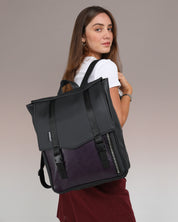 תיק מחשב נייד טוקיו שחור וסגול על מוצג על דוגמנית תיק גב ללפטופ, תיק גב לסטודנטים חזק ואיכותי