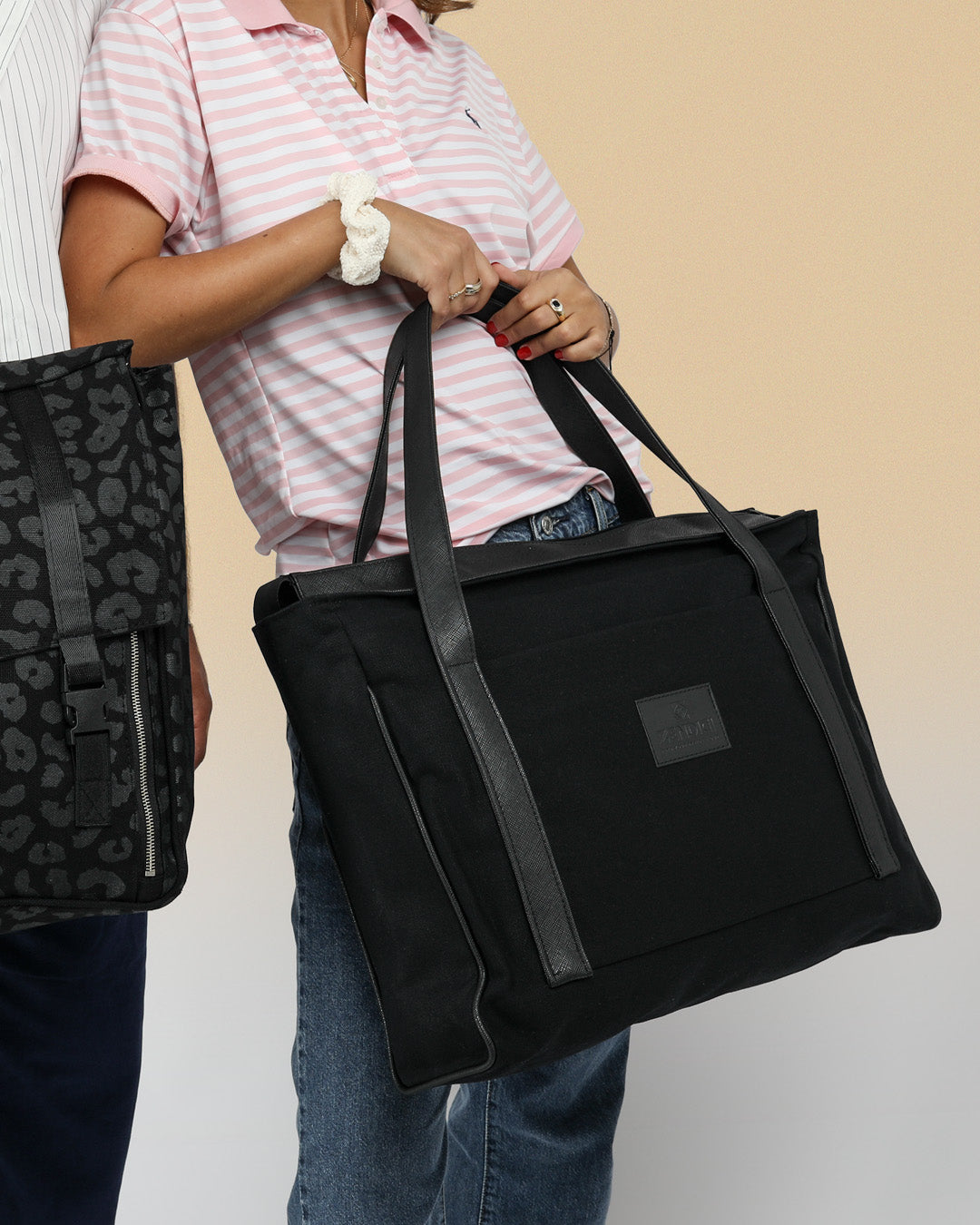 תיק צד שחור קנבס ודמוי עור - פלא שחור, תיק שמתאים לטיסות ולימי לימוד ארוכים, תיק צד למחשב גדול, תיק צד טבעוני.