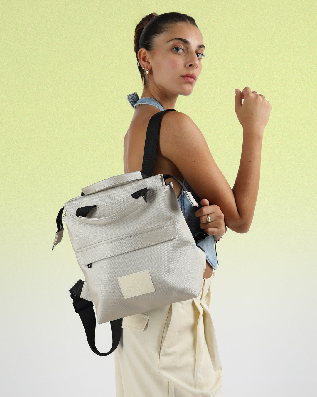  תיק כסוף בהיר קטן לנשיאה ביד או כתיק גב לנשים, מיני מדריד בעיצוב מינימליסטי, תיק מושלם ליום יום או ליציאה בערב